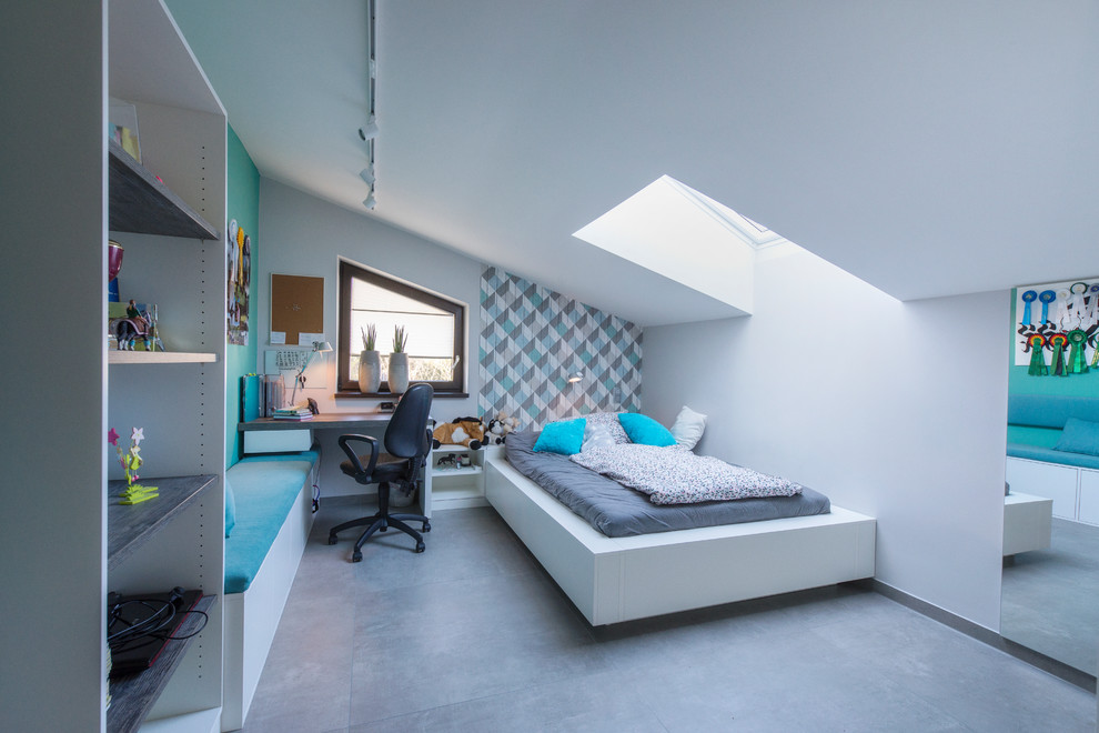Immagine di una cameretta per bambini design di medie dimensioni con pareti bianche, pavimento in cemento e pavimento grigio