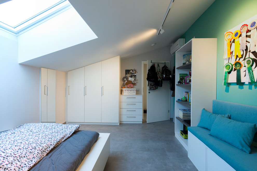 Mittelgroßes Modernes Kinderzimmer mit Schlafplatz, weißer Wandfarbe, Betonboden und grauem Boden in Nürnberg