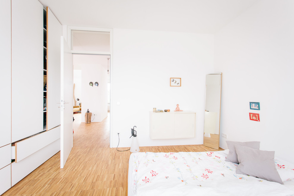 Mittelgroßes Nordisches Mädchenzimmer mit Schlafplatz, weißer Wandfarbe, braunem Holzboden und braunem Boden in Köln