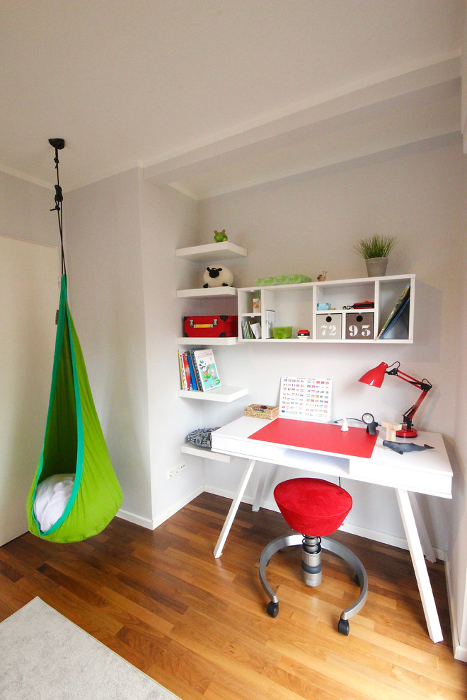 Idéer för ett mellanstort modernt pojkrum kombinerat med skrivbord och för 4-10-åringar, med grå väggar, mellanmörkt trägolv och brunt golv