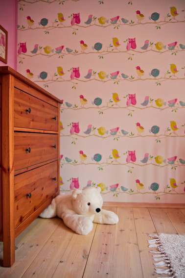 Cette image montre une chambre d'enfant traditionnelle.