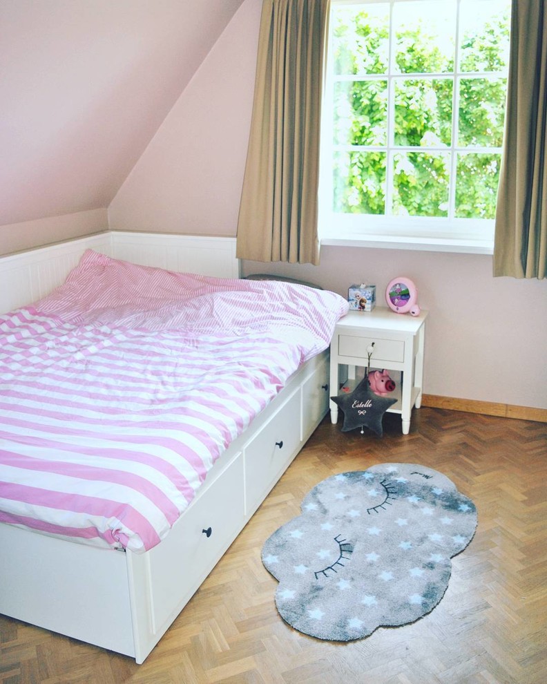 Contemporary kids' bedroom in Dusseldorf.