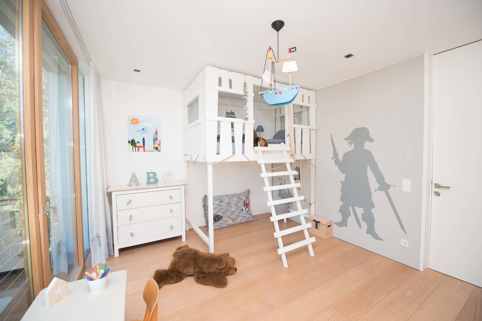 Aménagement d'une chambre d'enfant de 1 à 3 ans classique de taille moyenne avec un mur blanc, parquet clair, un sol beige et un lit superposé.