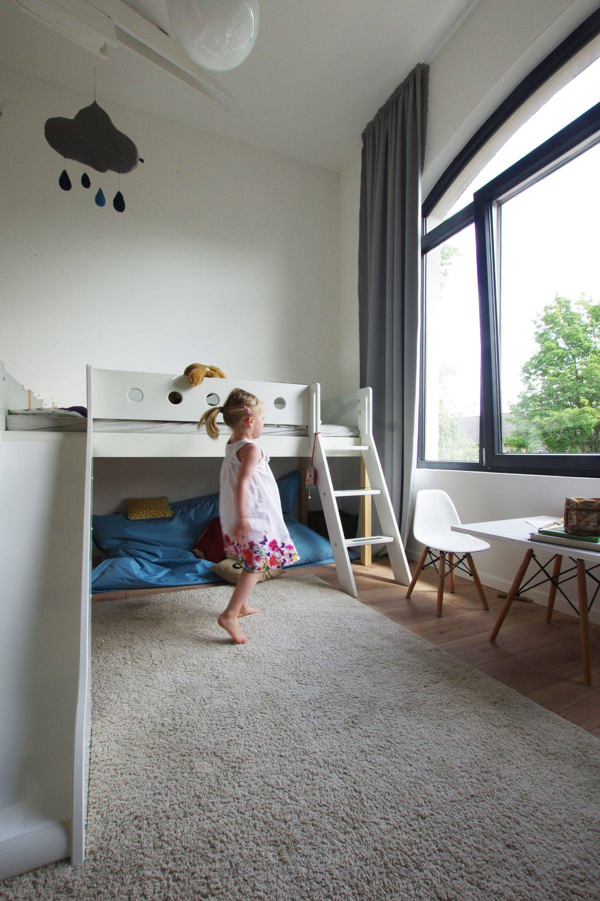Verdunkelung im Kinderzimmer: 8 Ideen, wie Sie effektiv Fenster abdunkeln
