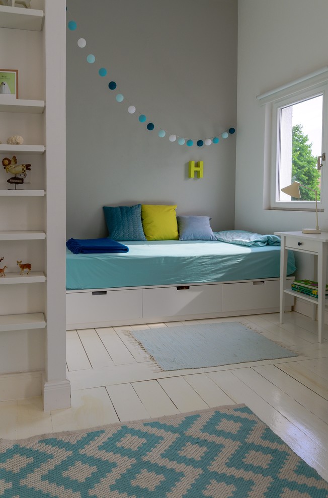 Mittelgroßes Nordisches Kinderzimmer mit Schlafplatz, grauer Wandfarbe, hellem Holzboden und weißem Boden in Stuttgart