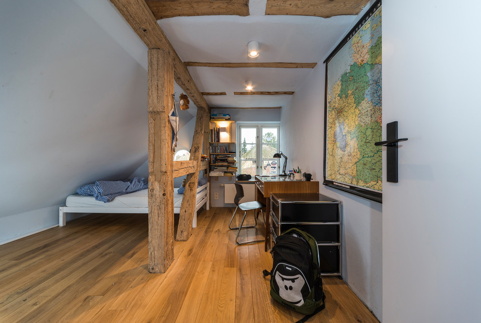 Großes Landhausstil Jungszimmer mit Schlafplatz, weißer Wandfarbe, braunem Holzboden und braunem Boden in Sonstige