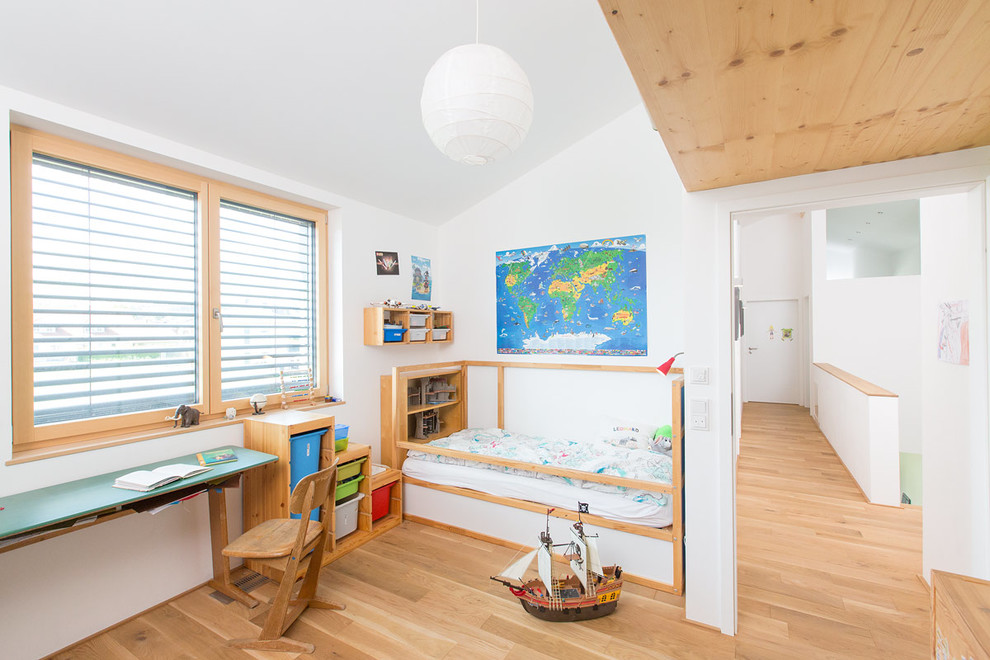 Großes Nordisches Jungszimmer mit weißer Wandfarbe, hellem Holzboden und Schlafplatz in Sonstige