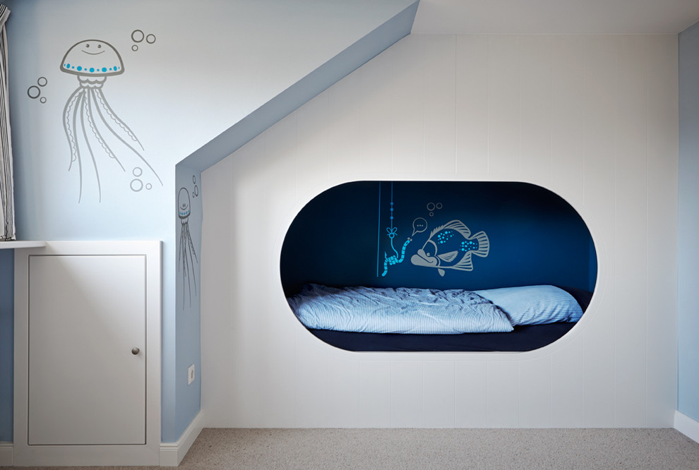 На фото: нейтральная детская среднего размера в стиле фьюжн с спальным местом, синими стенами и ковровым покрытием для ребенка от 4 до 10 лет с