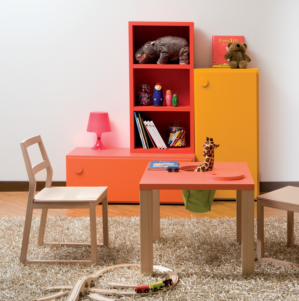 Mittelgroßes, Neutrales Modernes Kinderzimmer mit Spielecke, weißer Wandfarbe, Teppichboden und beigem Boden in Düsseldorf
