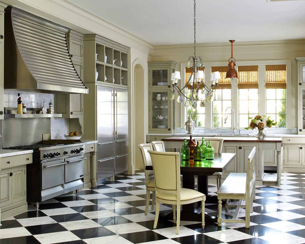 Idéer för ett klassiskt vit kök, med luckor med upphöjd panel, grå skåp, rostfria vitvaror, en köksö och flerfärgat golv