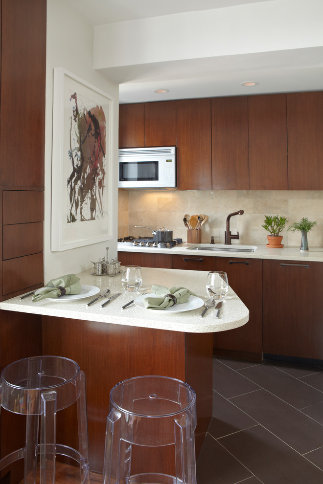 Diseño de cocina actual con fregadero bajoencimera, armarios con paneles lisos y puertas de armario de madera en tonos medios