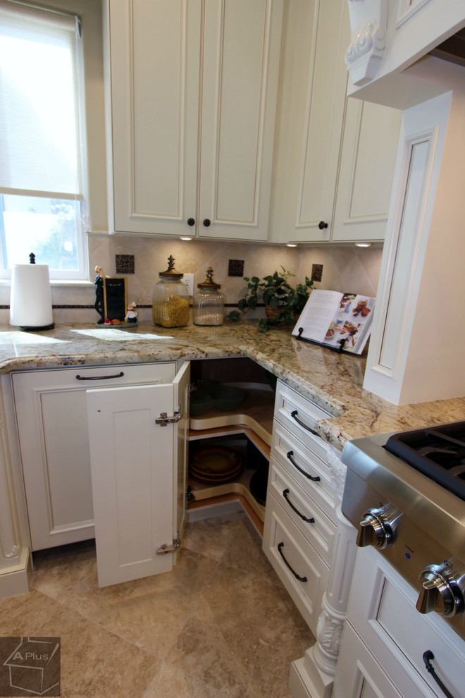 Esempio di una grande cucina abitabile tradizionale con ante in legno chiaro, elettrodomestici in acciaio inossidabile e pavimento in marmo