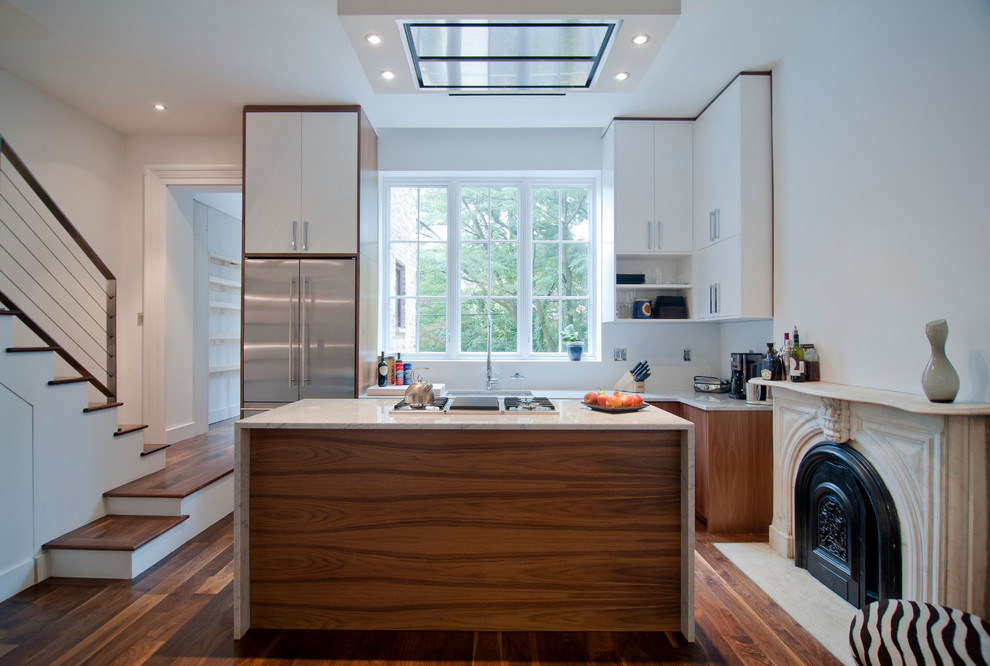 Источник вдохновения для домашнего уюта: параллельная кухня-гостиная в стиле неоклассика (современная классика) с плоскими фасадами, белыми фасадами, белым фартуком и техникой из нержавеющей стали