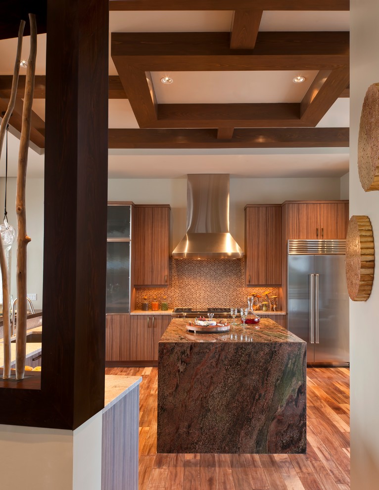 Esempio di un cucina con isola centrale contemporaneo con ante lisce, paraspruzzi multicolore, paraspruzzi con piastrelle a mosaico, elettrodomestici in acciaio inossidabile e pavimento in legno massello medio