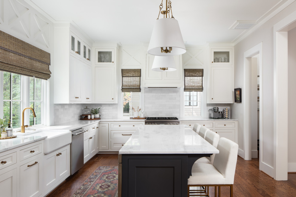 Klassisk inredning av ett stort, avskilt grå grått l-kök, med en rustik diskho, luckor med infälld panel, vita skåp, marmorbänkskiva, grått stänkskydd, stänkskydd i keramik, rostfria vitvaror, en köksö, brunt golv och mörkt trägolv