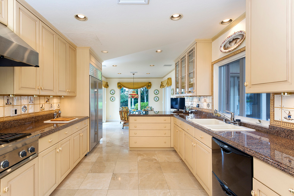 Bild på ett mellanstort tropiskt brun brunt kök, med en nedsänkt diskho, luckor med upphöjd panel, beige skåp, granitbänkskiva, flerfärgad stänkskydd, stänkskydd i keramik, rostfria vitvaror, klinkergolv i porslin och beiget golv