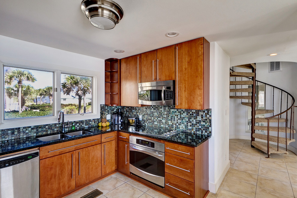 Maritime Küche mit Doppelwaschbecken, flächenbündigen Schrankfronten, hellbraunen Holzschränken, bunter Rückwand, Rückwand aus Mosaikfliesen und Küchengeräten aus Edelstahl in Miami