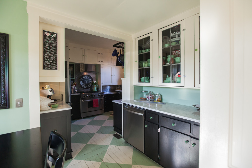 シアトルにあるお手頃価格の小さなインダストリアルスタイルのおしゃれなキッチン (エプロンフロントシンク、シェーカースタイル扉のキャビネット、大理石カウンター、メタリックのキッチンパネル、シルバーの調理設備、塗装フローリング、アイランドなし、黒いキャビネット、サブウェイタイルのキッチンパネル、緑の床、グレーのキッチンカウンター) の写真