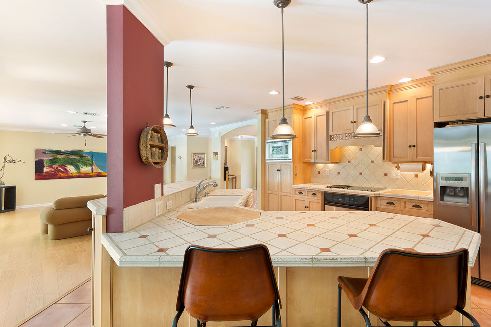 Exempel på ett mellanstort klassiskt flerfärgad linjärt flerfärgat kök med öppen planlösning, med en undermonterad diskho, luckor med infälld panel, skåp i ljust trä, kaklad bänkskiva, flerfärgad stänkskydd, stänkskydd i keramik, rostfria vitvaror, en köksö, rött golv och klinkergolv i terrakotta