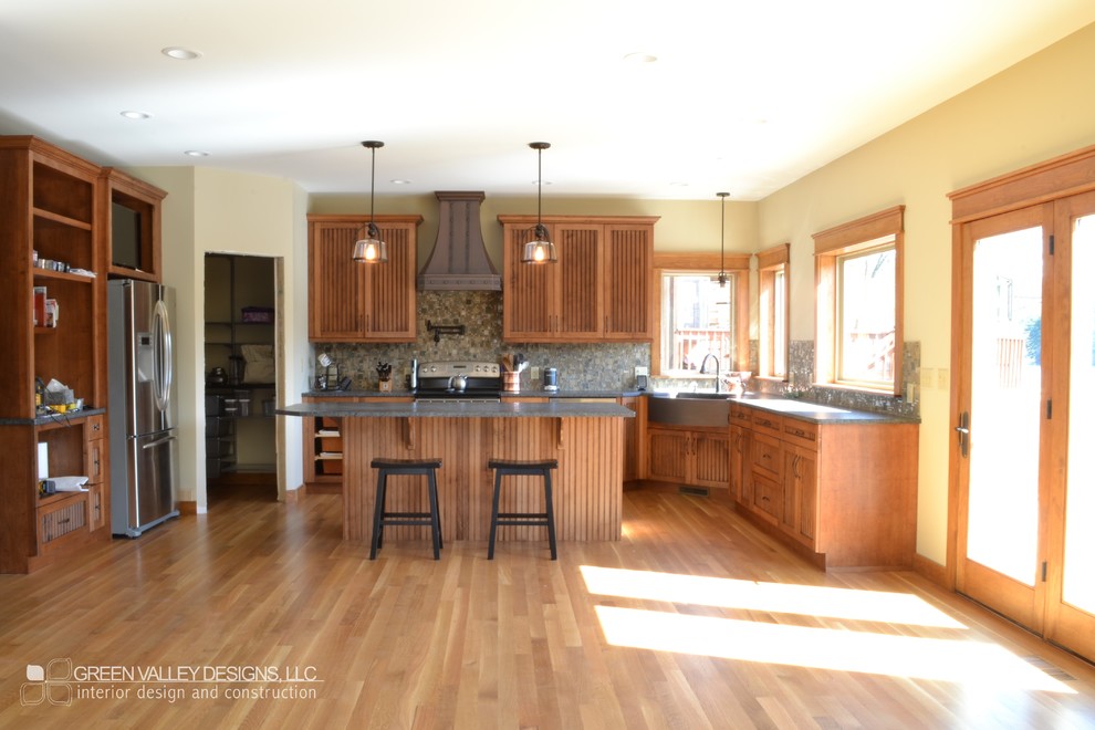 Exempel på ett litet amerikanskt kök, med en köksö, en rustik diskho, skåp i shakerstil, skåp i mellenmörkt trä, bänkskiva i koppar, flerfärgad stänkskydd, stänkskydd i stenkakel, rostfria vitvaror och ljust trägolv