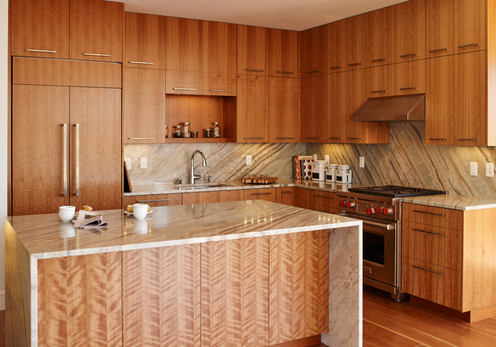 Inredning av ett modernt mellanstort kök, med en undermonterad diskho, släta luckor, skåp i mellenmörkt trä, beige stänkskydd, rostfria vitvaror, mellanmörkt trägolv, stänkskydd i sten, en köksö och bänkskiva i kvartsit