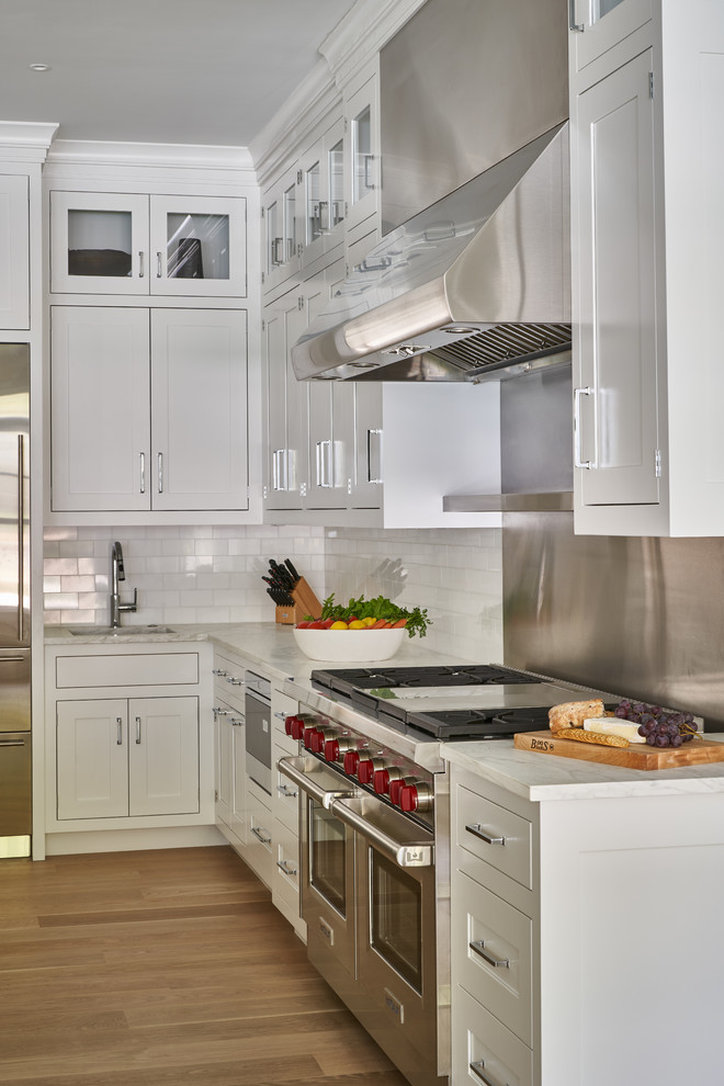 Imagen de cocina contemporánea grande con puertas de armario blancas y electrodomésticos de acero inoxidable