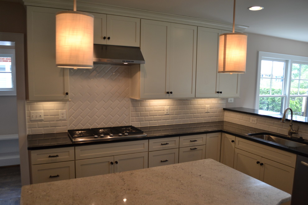 Esempio di una cucina abitabile stile americano con lavello sottopiano, ante in stile shaker, ante bianche, top in granito, paraspruzzi bianco, paraspruzzi con piastrelle diamantate e elettrodomestici in acciaio inossidabile