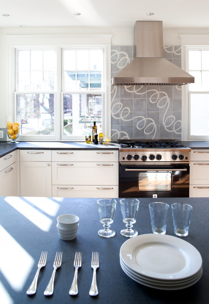 Источник вдохновения для домашнего уюта: кухня в классическом стиле с фасадами в стиле шейкер, белыми фасадами, серым фартуком, черной техникой и окном