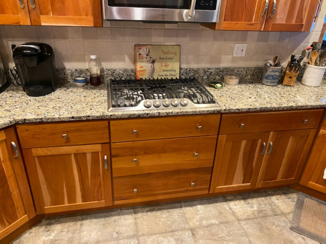 https://st.hzcdn.com/simgs/pictures/kitchens/12009-butterfly-beige-granite-project-kitchen-stone-design-llc-img~68a183d50eda940f_4-4641-1-1fbc897.jpg