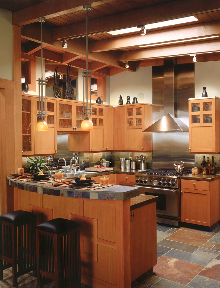 Bild på ett avskilt, mellanstort amerikanskt u-kök, med en undermonterad diskho, skåp i shakerstil, skåp i ljust trä, kaklad bänkskiva, flerfärgad stänkskydd, stänkskydd i stenkakel, rostfria vitvaror, skiffergolv, en halv köksö och flerfärgat golv