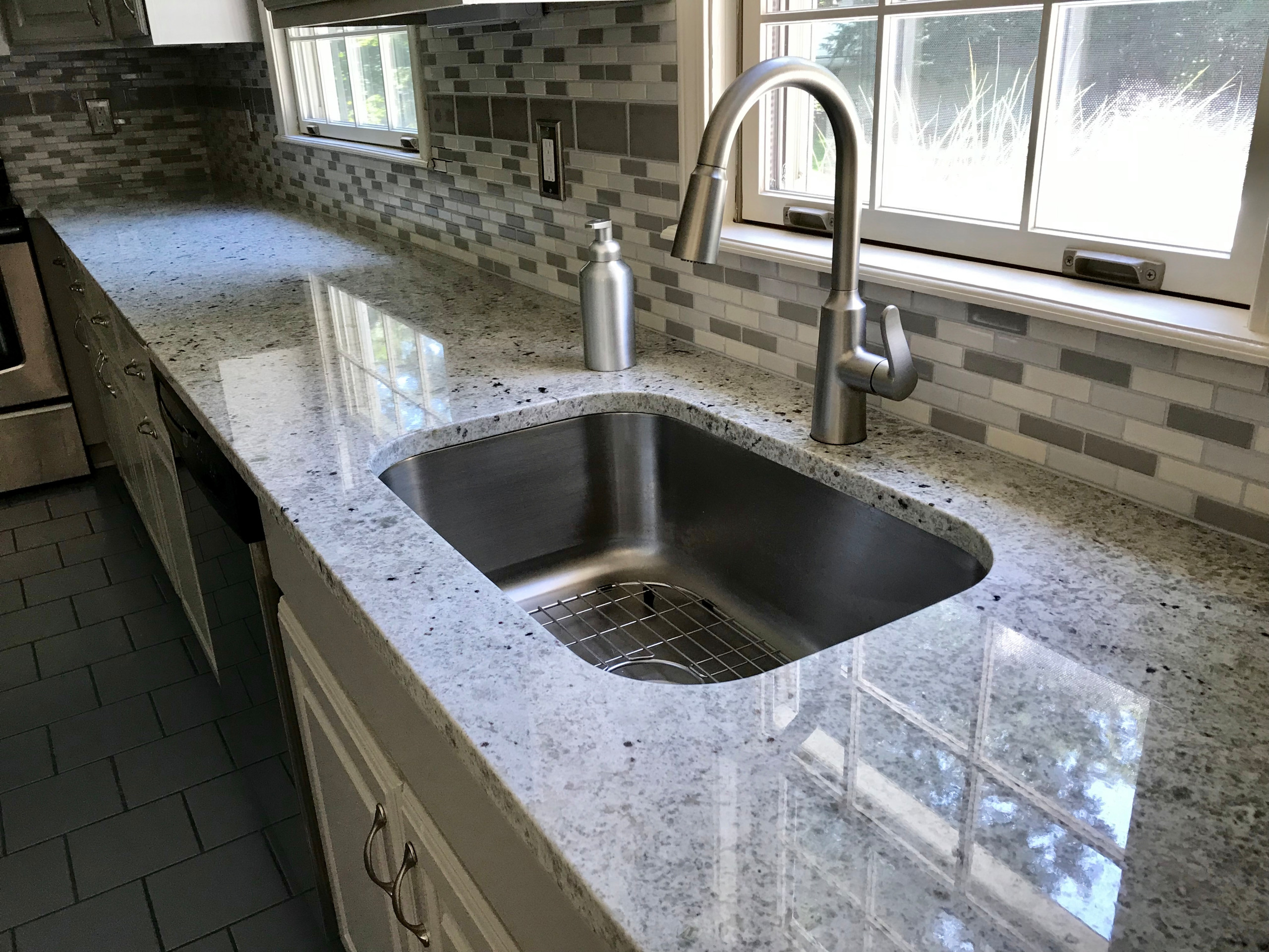 https://st.hzcdn.com/simgs/pictures/kitchens/12303-colonial-white-granite-project-kitchen-stone-design-llc-img~53c1e1950d8b95bf_14-6688-1-aae2959.jpg