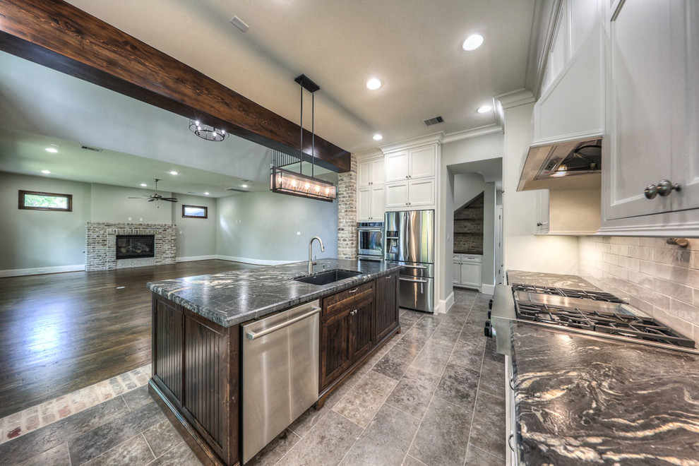 This is an example of a traditional kitchen in Houston.