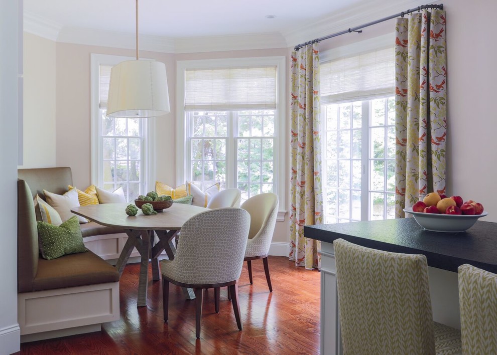 Источник вдохновения для домашнего уюта: кухня в классическом стиле с обеденным столом, паркетным полом среднего тона, оранжевым полом и шторами на окнах