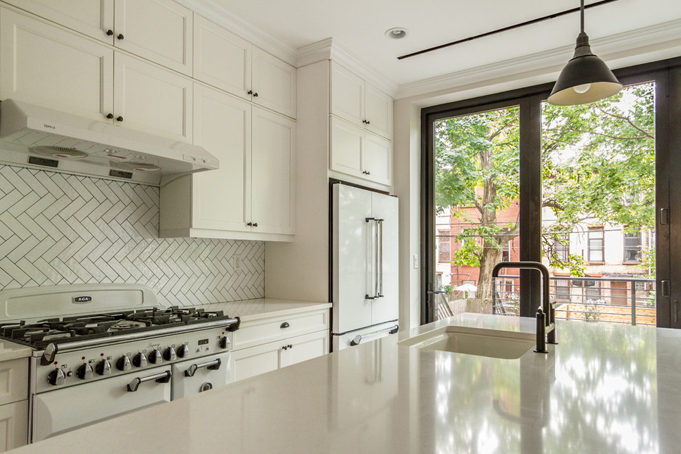Exempel på ett stort klassiskt kök, med en enkel diskho, skåp i shakerstil, vita skåp, marmorbänkskiva, vitt stänkskydd, stänkskydd i keramik, vita vitvaror, mörkt trägolv, en köksö och brunt golv