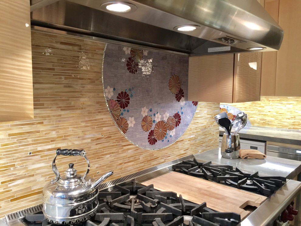 Inspiration för små moderna kök, med en dubbel diskho, släta luckor, skåp i ljust trä, flerfärgad stänkskydd, integrerade vitvaror, grått golv, bänkskiva i kvartsit och stänkskydd i mosaik