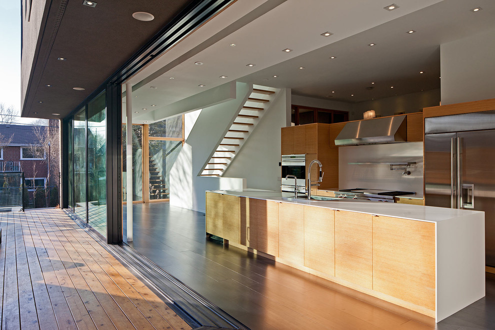 トロントにあるコンテンポラリースタイルのおしゃれなII型キッチン (メタリックのキッチンパネル、メタルタイルのキッチンパネル、シルバーの調理設備) の写真