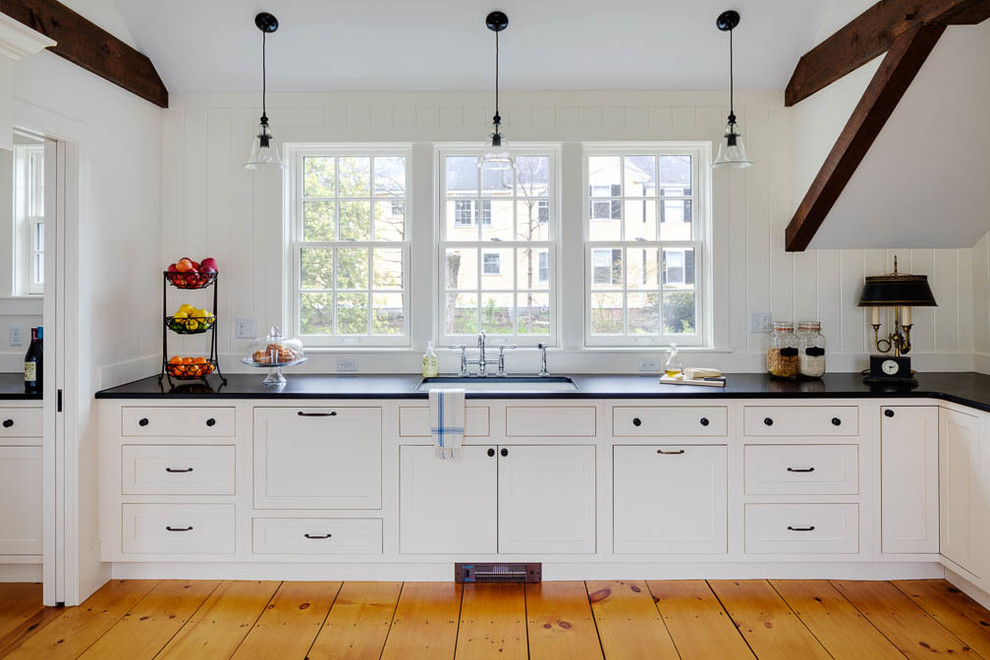 ボストンにあるトラディショナルスタイルのおしゃれなL型キッチン (シングルシンク、シェーカースタイル扉のキャビネット、白いキャビネット、無垢フローリング、アイランドなし) の写真