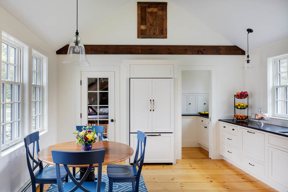 Klassische Wohnküche ohne Insel mit weißen Schränken, Granit-Arbeitsplatte, Schrankfronten im Shaker-Stil, Elektrogeräten mit Frontblende und braunem Holzboden in Boston