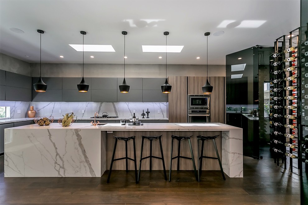 This is an example of a contemporary kitchen in Los Angeles.