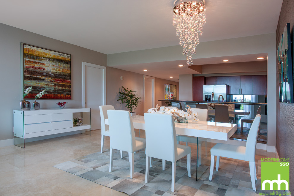 Exemple d'une salle à manger ouverte sur la cuisine moderne de taille moyenne avec un sol en marbre.