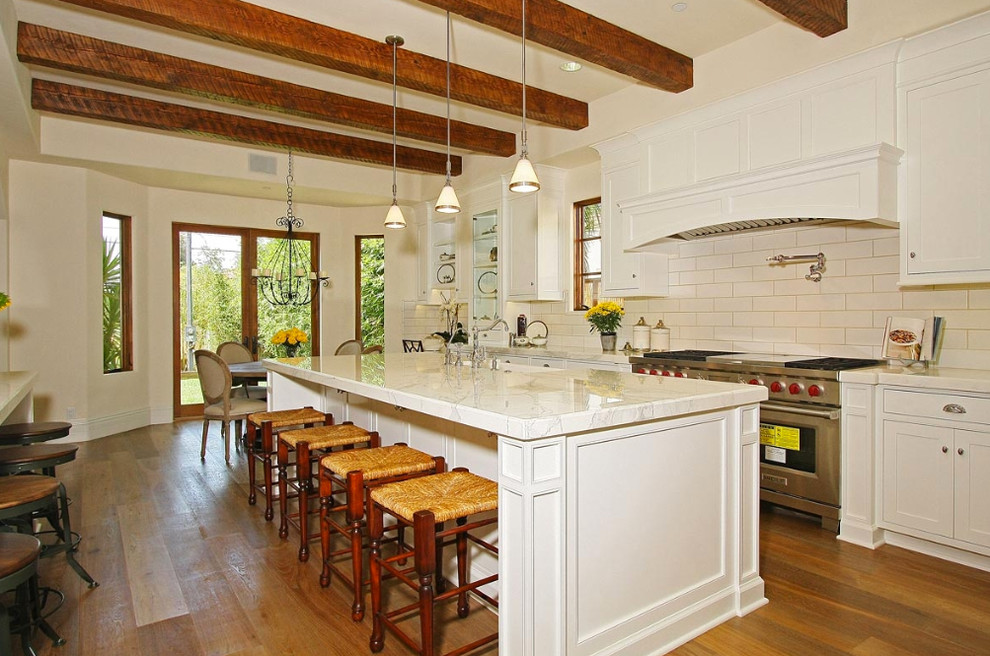 Design ideas for a classic kitchen in Los Angeles.