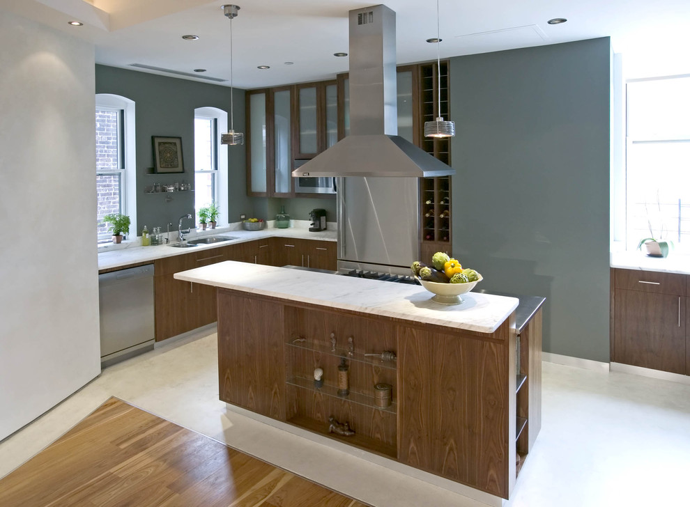 Idée de décoration pour une cuisine design en L et bois foncé avec un électroménager en acier inoxydable, un évier 2 bacs et un placard à porte vitrée.