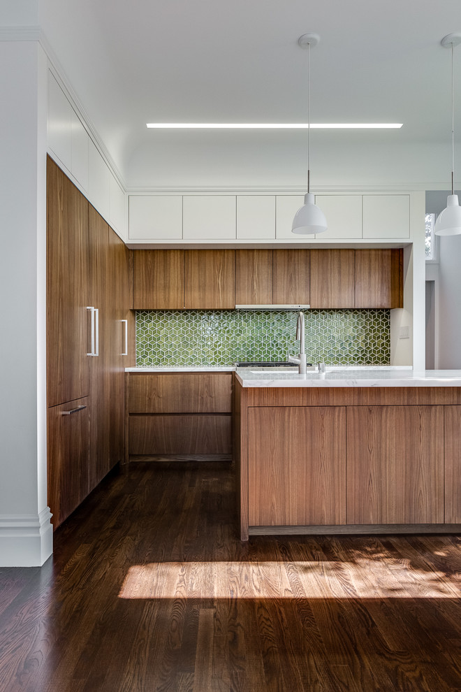 Foto di una cucina contemporanea con pavimento in legno massello medio