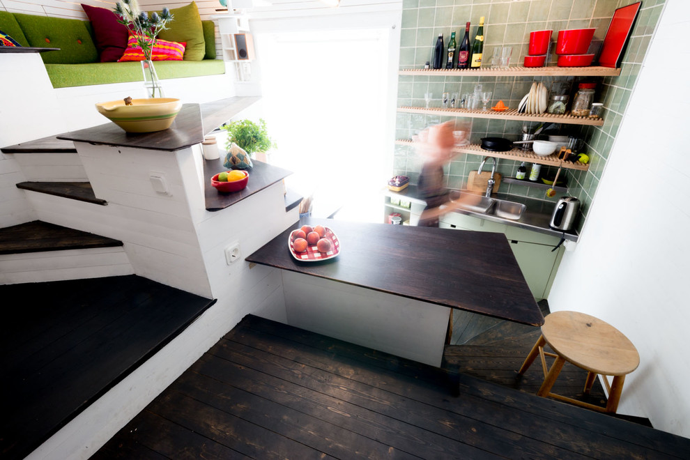 ヨーテボリにあるコンテンポラリースタイルのおしゃれなキッチン (オープンシェルフ、緑のキッチンパネル) の写真