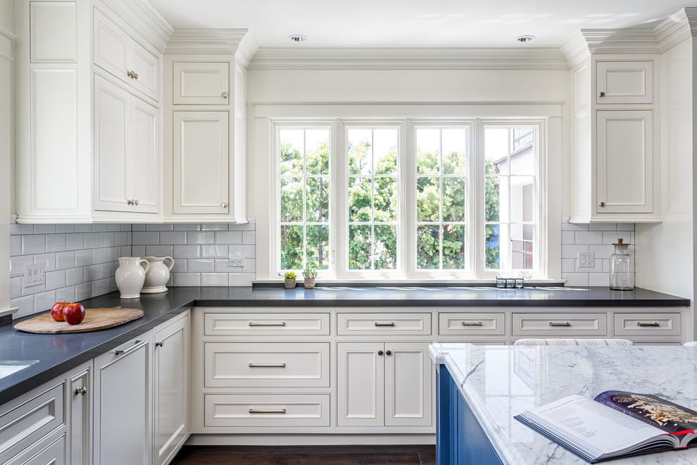 Immagine di una cucina chic con ante a filo, ante bianche, paraspruzzi bianco, paraspruzzi con piastrelle diamantate e parquet scuro