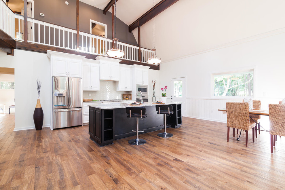 This is an example of a country kitchen in Charleston.