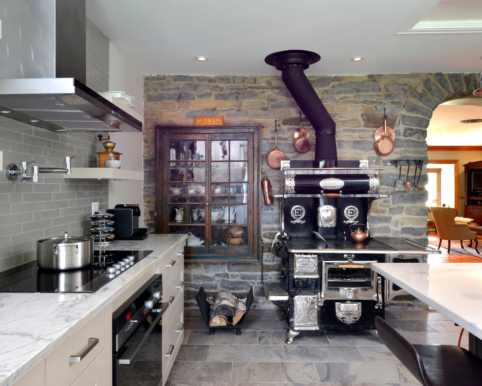 Foto di una cucina stile rurale con ante con riquadro incassato, paraspruzzi grigio e paraspruzzi con piastrelle diamantate