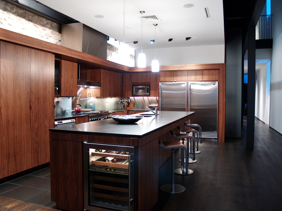 Moderne Küche mit Doppelwaschbecken, flächenbündigen Schrankfronten, dunklen Holzschränken, Küchenrückwand in Metallic, Küchengeräten aus Edelstahl und Kücheninsel in Austin