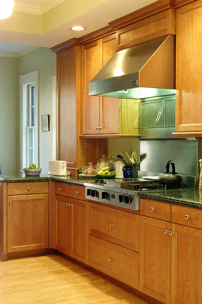 Exempel på ett klassiskt kök och matrum, med en undermonterad diskho, skåp i shakerstil, skåp i ljust trä, granitbänkskiva, beige stänkskydd, rostfria vitvaror, ljust trägolv och beiget golv