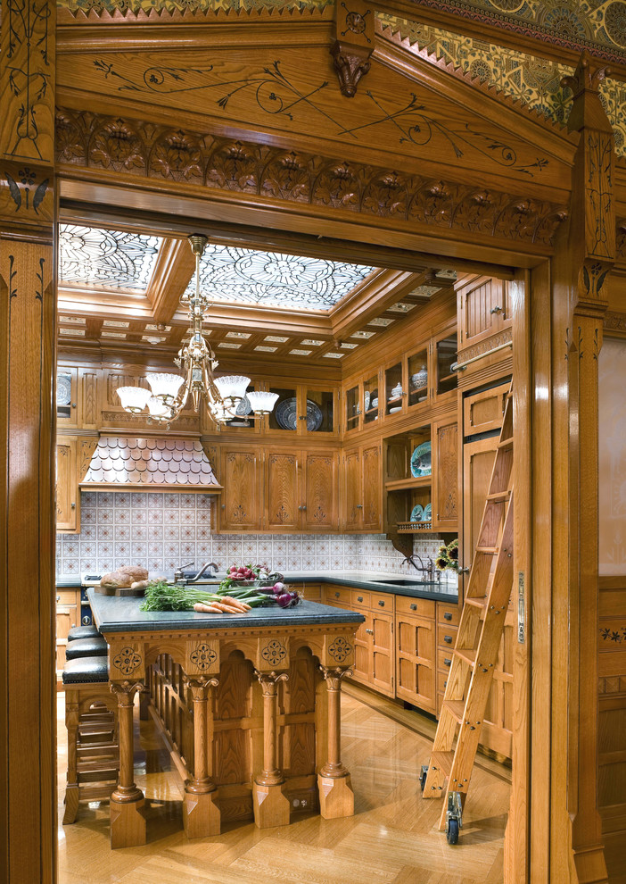Geschlossene, Mittelgroße Klassische Küche in U-Form mit Schrankfronten im Shaker-Stil, hellen Holzschränken, bunter Rückwand, hellem Holzboden und Kücheninsel in New York